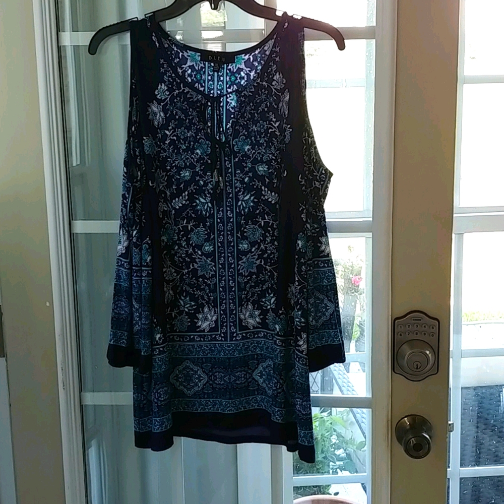 XL pretty blue top